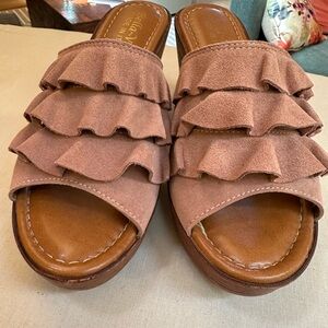 Bella Vita Bey wedge shoe. Size 8.5 women’s. Muted pink color